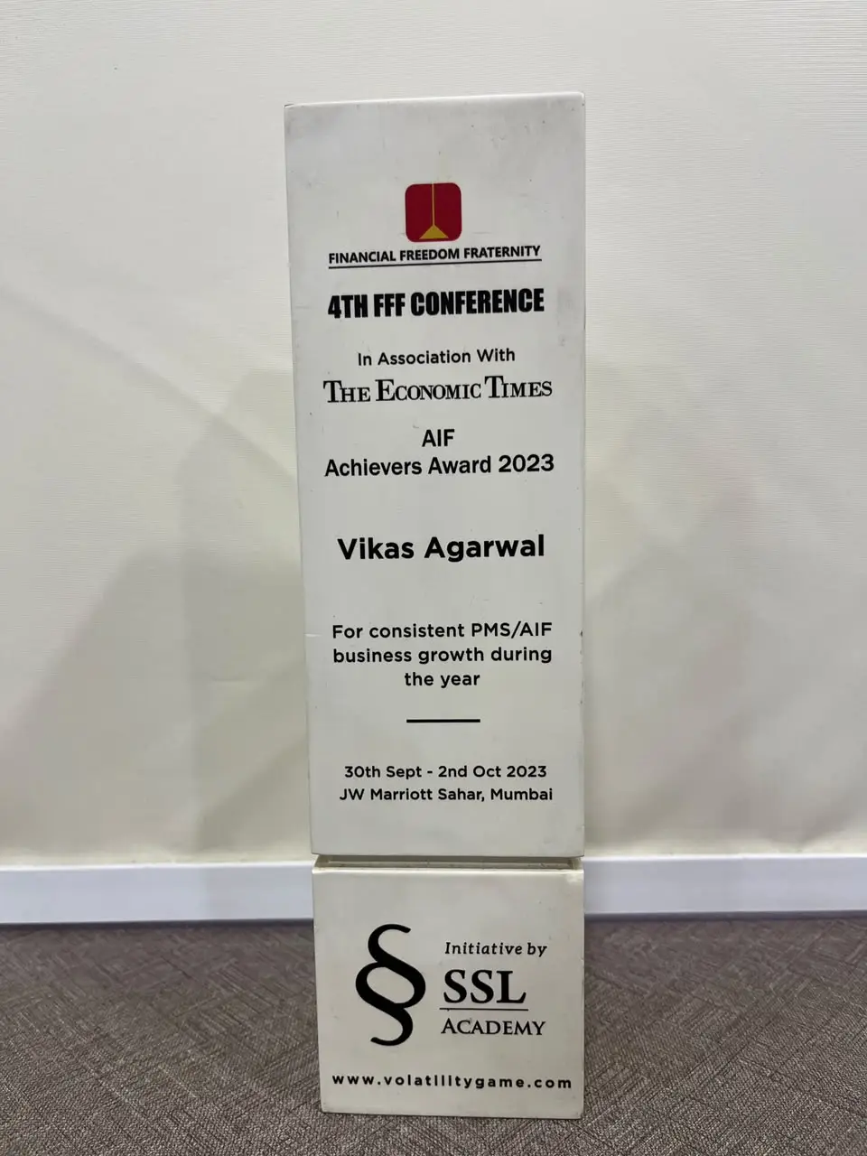 Vikas Agrawal receiving the Indian Achievers' Award
