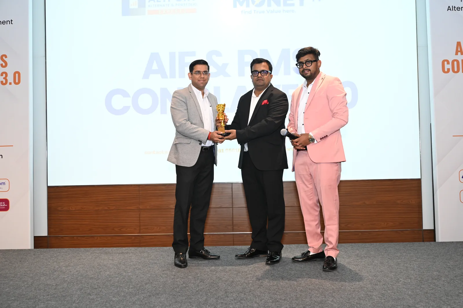 ALTPORT founder Vikas Agrawal presenting a memento to a speaker on stage at Conclave 3.0