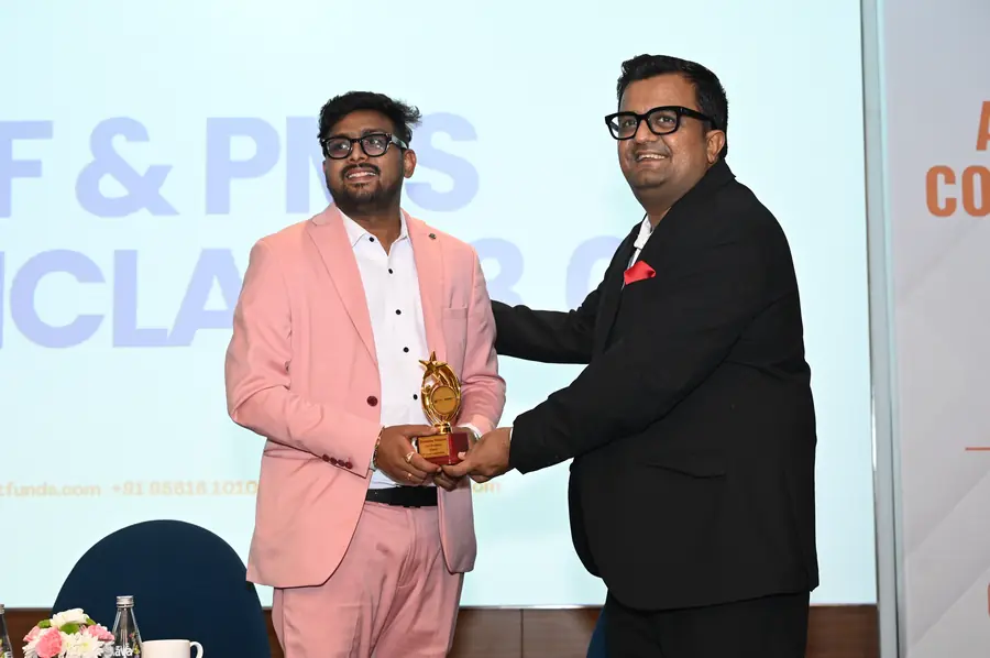 Vikas Agrawal presenting a five-year completion trophy to an ALTPORT team member