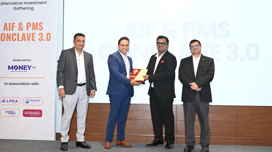 Vikas Agrawal presenting a memento to a partner fund house at the AIF and PMS Conclave 3.0