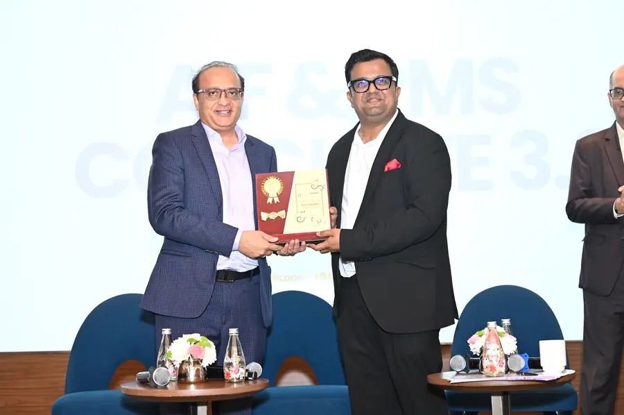 Vikas Agrawal presenting a certificate of appreciation to a senior fund manager at the AIF and PMS Conclave 3.0